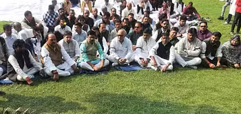 संभल हिंसा के विरोध में मौन धरने पर बैठे कांग्रेस नेता व कार्यकर्ता