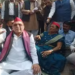 सपा सांसद माता प्रसाद पांडेय को पुलिस ने संभल जाने से रोका,धरने पर बैठे