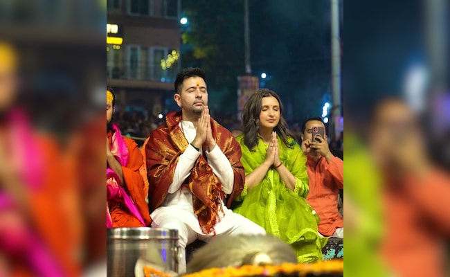 बनारस पहुंची परिणीति चोपड़ा साथ में पति राघव चढ्ढा घाट पर की  गंगा आरती