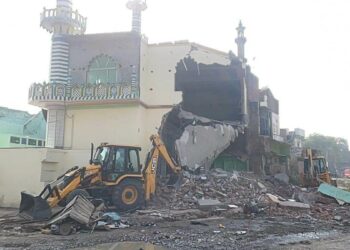 Fatehpur : जामा मस्जिद का एक बड़ा हिस्सा प्रशासन ने जेसीबी से कार्रवाई कर तोड़