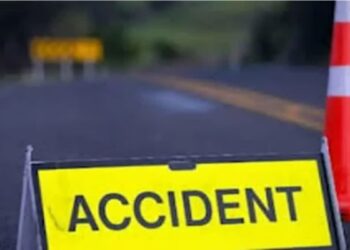 बाइक में टक्कर मार ट्रैक्टर-ट्रॉली नाले में गिरी, एक की मौत, कई लोग घायल