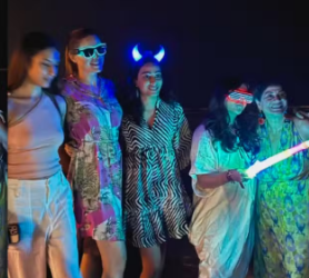 Television Queen एकता कपूर बीच किनारे मस्ती करती आईं नजर, शेयर की फोटोज