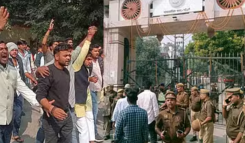 वाराणसी : उदय प्रताप कॉलेज में गूंजा जय श्रीराम, भारी पुलिस फोर्स तैनात