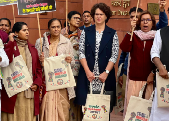 प्रियंका गांधी बांग्लादेश के समर्थन वाला बैग लेकर पहुंची संसद
