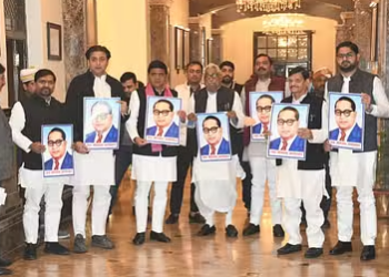 गृहमंत्री अमित शाह के बयान पर सपाइयों ने की नारेबाजी