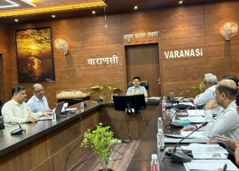 वाराणसी : कमिश्नर कौशल राज शर्मा की अध्यक्षता में मंडलीय समीक्षा बैठक