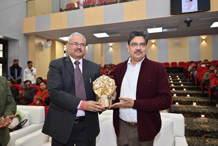 लखनऊ विश्वविद्यालय : “लौह पुरुष सरदार वल्लभ भाई पटेल एवं राष्ट्रीय एकता” विषय के अन्तर्गत प्रतियोगिकता का हुआ कार्यक्रम