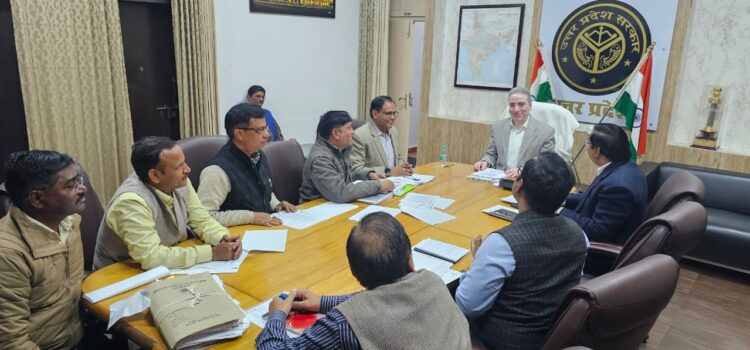 उ प्र लेखपाल संघ के प्रतिनिधि मण्डल के साथ लेखपाल संघ की मांगो एवं समस्याओ के सम्बन्ध में हुई बैठक