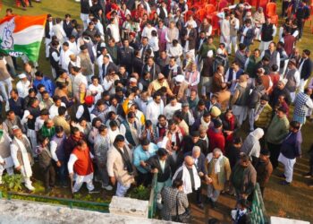 यूपी विधानसभा का कांग्रेसियों ने किया घेराव, प्रदेश अध्यक्ष हुए बेहोश