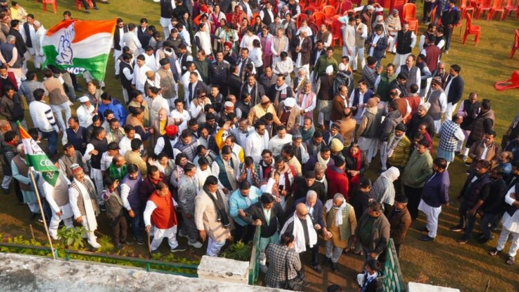 यूपी विधानसभा का कांग्रेसियों ने किया घेराव, प्रदेश अध्यक्ष हुए बेहोश