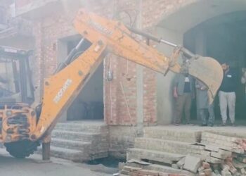 सपा सांसद बर्क के खिलाफ प्रशासन का एक्शन, चला बुलडोजर