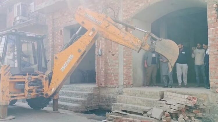 सपा सांसद बर्क के खिलाफ प्रशासन का एक्शन, चला बुलडोजर