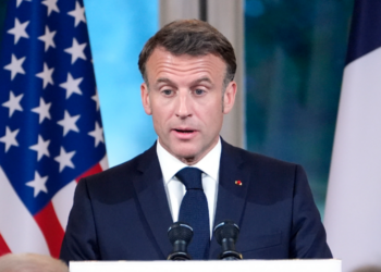 फ्रांस में क्यों गिरी सरकार? राष्ट्रपति मैक्रों की कुर्सी पर संकट