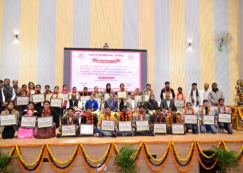 LU :  कुलपति ने हाईस्कूल एवं इण्टरमीडिएट की परीक्षा में 75% लाने वाले बच्चों को किया सम्मानित