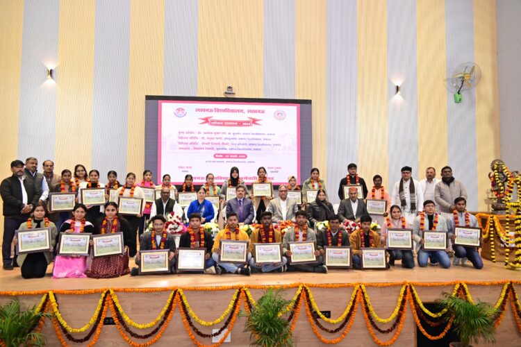 LU : कुलपति ने हाईस्कूल एवं इण्टरमीडिएट की परीक्षा में 75% लाने वाले बच्चों को किया सम्मानित