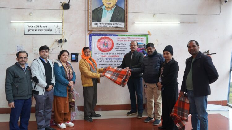“संवेदना द फाउंडेशन” ने राम मनोहर लोहिया अस्पताल के मरीजों को बांटे कम्बल