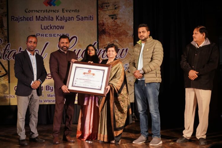 स्टार ऑफ लखनऊ 2025 का हुआ आयोजन, शहीद कैप्टन मुकेश श्रीवास्तव की माँ  को किया गया सम्मानित