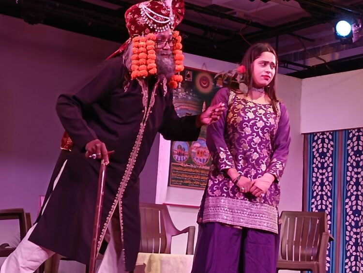 नाटक ‘कंजूस’ के किरदारों की हसरतों ने दर्शकों को खूब हंसाया