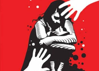 छात्रा की आंखों में पाउडर स्प्रे किया, कपड़े फाड़े, गलत करने की कोशिश