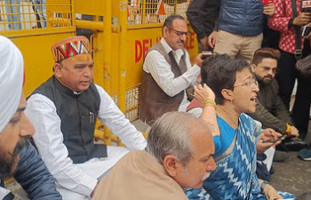 AAP विधायकों को सदन में नहीं मिली एंट्री, किया धरना प्रदर्शन