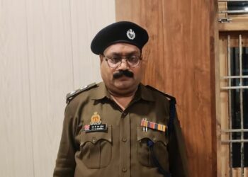 पत्नी की सहेली के घर झगड़ा सुलझाने पहुंचा फर्जी IPS, पुलिस ने किया गिरफ्तार,उतारनी पड़ी वर्दी