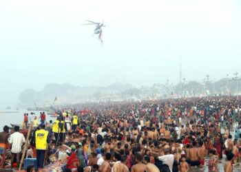 महाशिवरात्रि पर महाकुंभ में उमड़ रहा आस्था का सैलाब, लगाई संगम में डुबकी