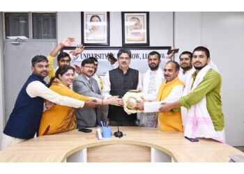 LU : कुलपति प्रो. आलोक कुमार राय को महाकुम्भ से लाया गया अमृत कलश पश्चात प्राच्य संस्कृत विभाग ने समर्पित किया