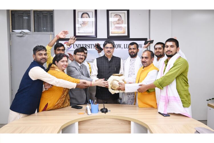 LU : कुलपति प्रो. आलोक कुमार राय को महाकुम्भ से लाया गया अमृत कलश पश्चात प्राच्य संस्कृत विभाग ने समर्पित किया