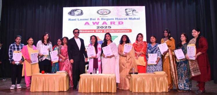 महिलाओं को रानी लक्ष्मी बाई व बेगम हजरत महल अवार्ड से किया सम्मानित