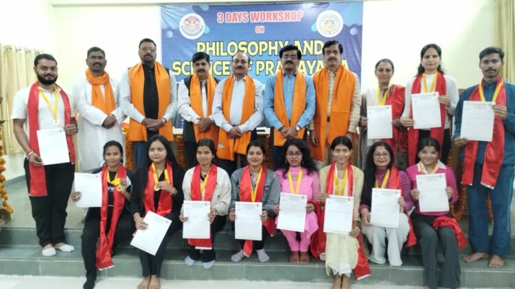 लखनऊ विश्वविद्यालय : फैकल्टी ऑफ योग एंड अल्टरनेटिव मेडिसिन के योग विभाग के तत्वाधान में कार्यशाला का हुआ समापन