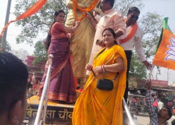 बिलासा दाई तथा वाल्मीकि की प्रतिमा पर महापौर पूजा विधानी ने प्रथम दिवस पर माल्यार्पण किया