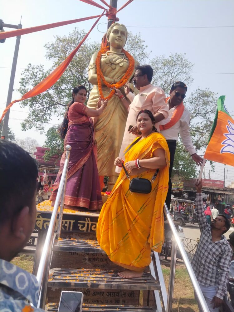 बिलासा दाई तथा वाल्मीकि की प्रतिमा पर महापौर पूजा विधानी ने प्रथम दिवस पर माल्यार्पण किया