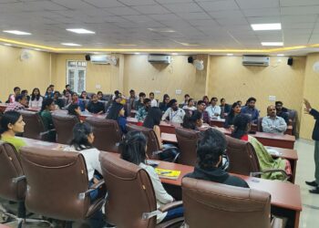 लखनऊ विश्वविद्यालय : पेशेवरों के लिए चुनौतियाँ और अवसर” पर विशेष व्याख्यान