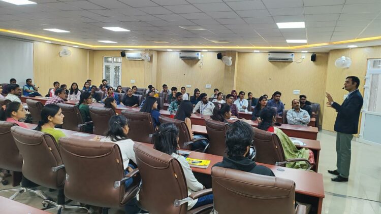 लखनऊ विश्वविद्यालय : पेशेवरों के लिए चुनौतियाँ और अवसर” पर विशेष व्याख्यान