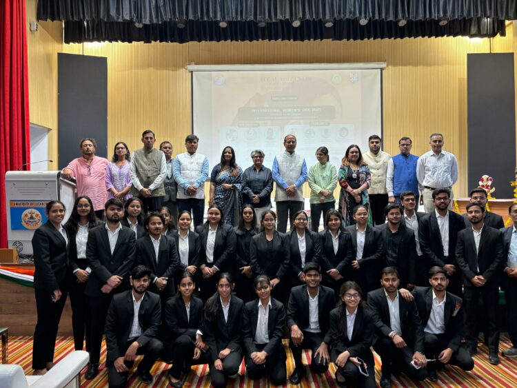 विधि संकाय : अंतरराष्ट्रीय महिला दिवस के अवसर पर समुदायों को मजबूत बनाने पर अभियुक्त चर्चा का आयोजन