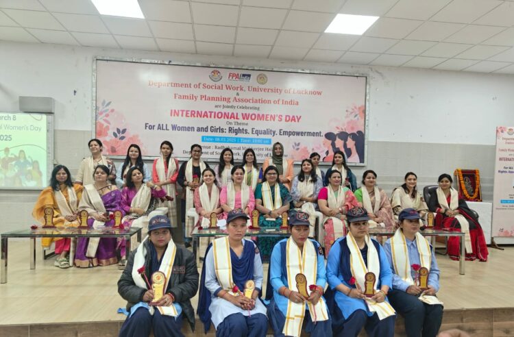 समाज कार्य विभाग ने किया महिला शिक्षकों एवं महिला सुरक्षा कर्मियों को सम्मानित