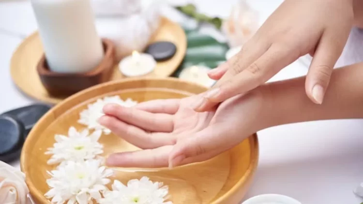 मौसम में बदलाव और उंगलियों में रूखापन अपनाएं ये तरीके