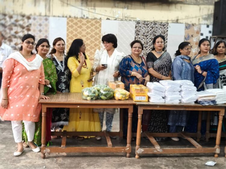 सामाजिक कार्यों से बदल रही है समाज की तस्वीर, लक्षिका वेलफेयर सोसाइटी नें वृद्धा आश्रम में कपड़े बांटे